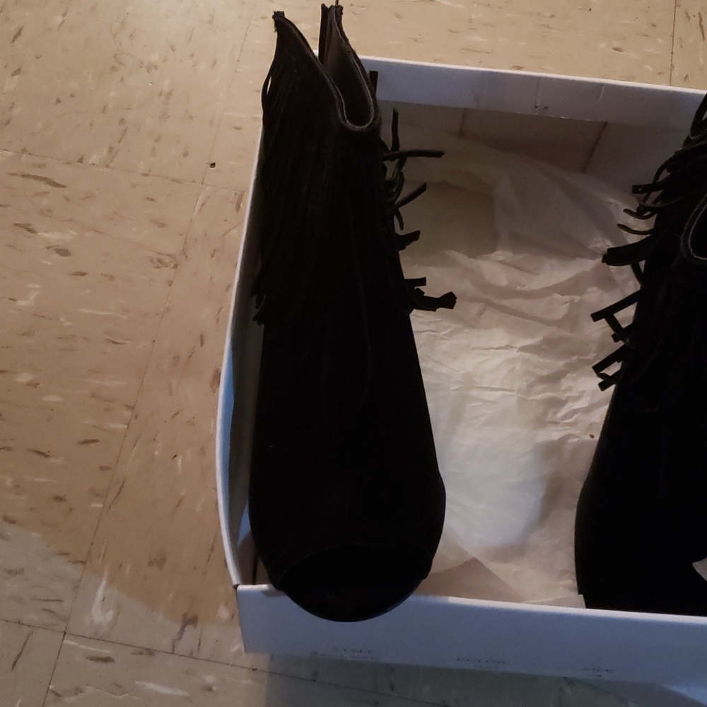 Shoe's - Picture 3 of 4